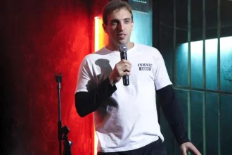 leo-lins-e-absolvido-de-condenacao-de-oito-anos-de-prisao-e-celebra-nas-redes-sociais