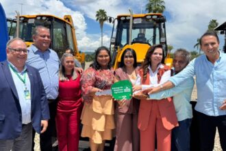 deputada-janad-valcari-garante-retroescavadeira-para-nova-olinda