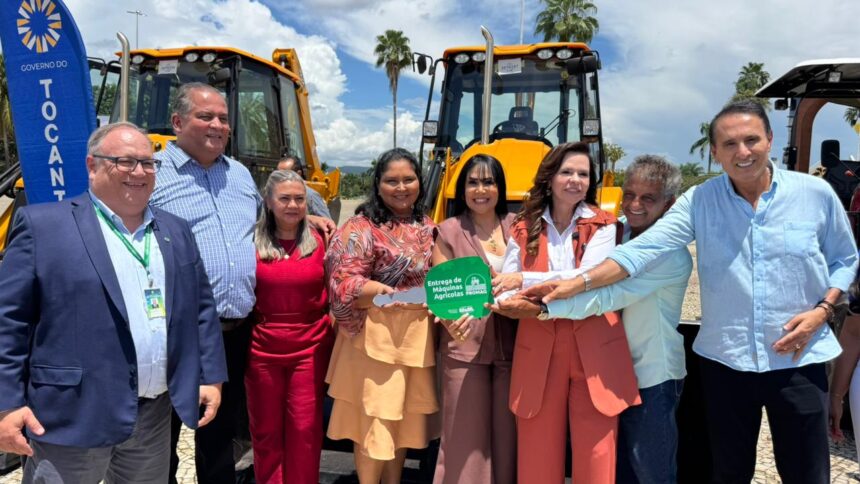 deputada-janad-valcari-garante-retroescavadeira-para-nova-olinda