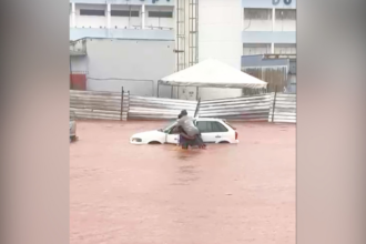 idoso-e-socorrido-por-jovens-apos-ficar-preso-em-carro-durante-alagamento-no-tocantins;