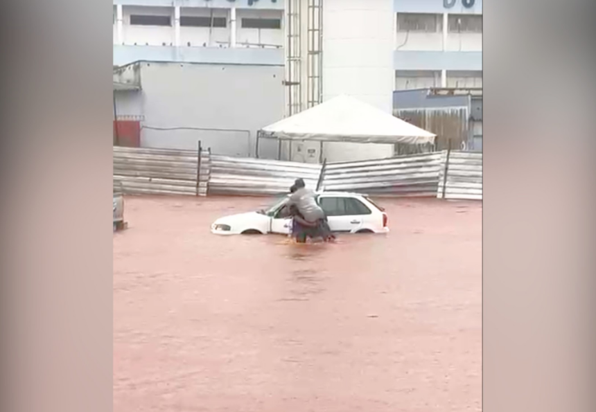 idoso-e-socorrido-por-jovens-apos-ficar-preso-em-carro-durante-alagamento-no-tocantins;