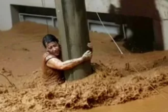 mulher-se-emociona-apos-sobreviver-em-mg-agarrada-a-poste;-video