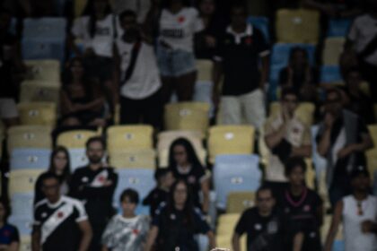 vasco-cede-uniforme-de-leo-jardim-para-leilao-que-tera-renda-revertida-as-vitimas-das-chuvas-em-minas-gerais