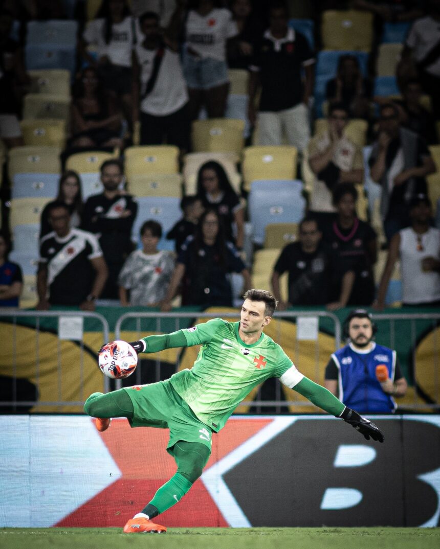 vasco-cede-uniforme-de-leo-jardim-para-leilao-que-tera-renda-revertida-as-vitimas-das-chuvas-em-minas-gerais