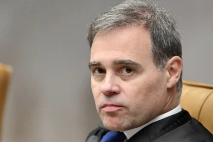 voo-com-andre-mendonca-e-fux-e-cancelado-para-inspecao-de-dano-em-aviao