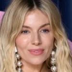 sienna-miller-e-a-gravidez-aos-44-anos:-“e-a-melhor-coisa,-e-mais-facil”