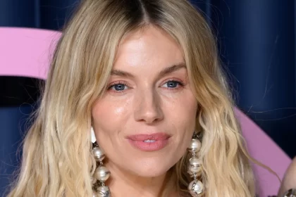 sienna-miller-e-a-gravidez-aos-44-anos:-“e-a-melhor-coisa,-e-mais-facil”