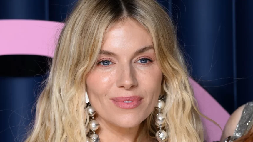 sienna-miller-e-a-gravidez-aos-44-anos:-“e-a-melhor-coisa,-e-mais-facil”