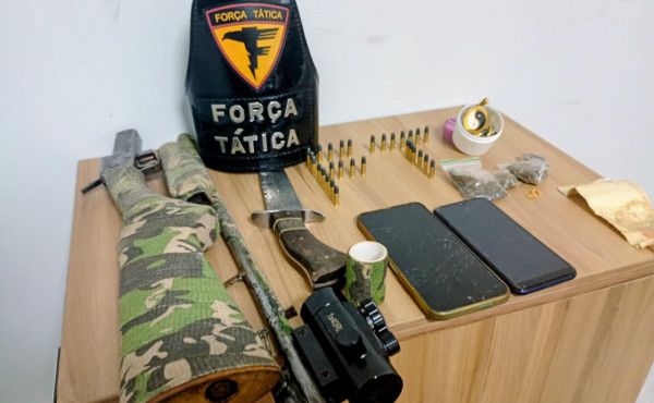 dois-homens-sao-presos-pela-pm-por-porte-ilegal-de-arma-de-fogo-e-trafico-de-drogas-em-taquarucu-–-pm-to