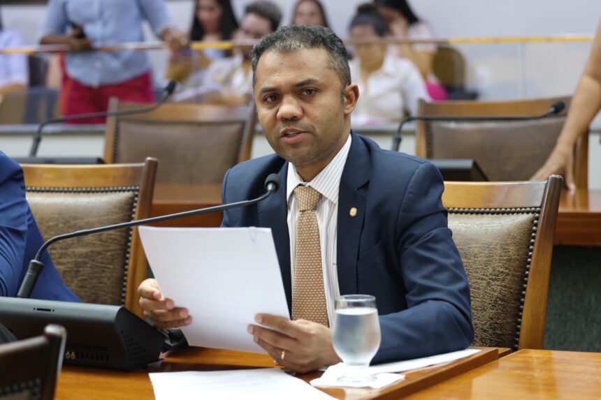 apos-solicitacao-de-moisemar-marinho,-governador-autoriza-reestruturacao-do-pccr-da-pm-e-bombeiros