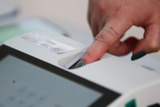 com-novos-titulos-e-regularizacoes,-pais-ganha-mais-1,1-mi-eleitores