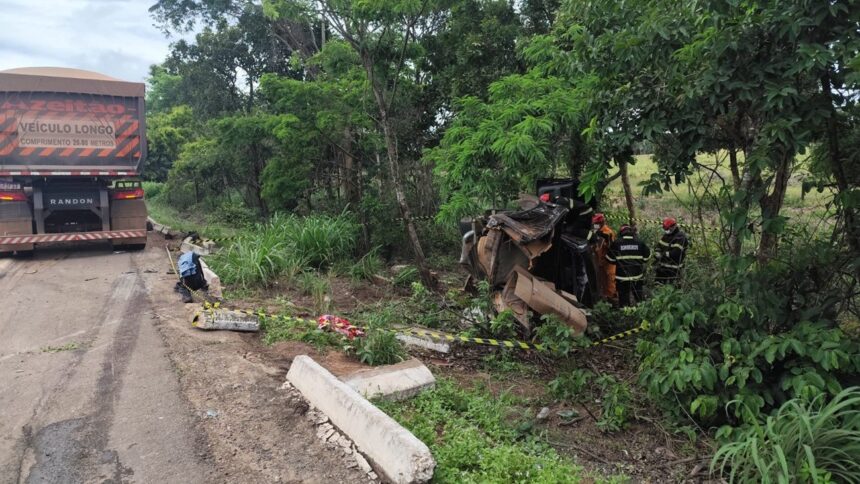 acidente-entre-caminhonete-e-caminhao-deixa-um-morto-e-tres-feridos-na-br-153