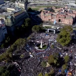 argentinos-lotam-praca-de-maio-e-criticam-milei-em-ato-relembrando-50-anos-do-golpe-militar