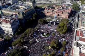 argentinos-lotam-praca-de-maio-e-criticam-milei-em-ato-relembrando-50-anos-do-golpe-militar