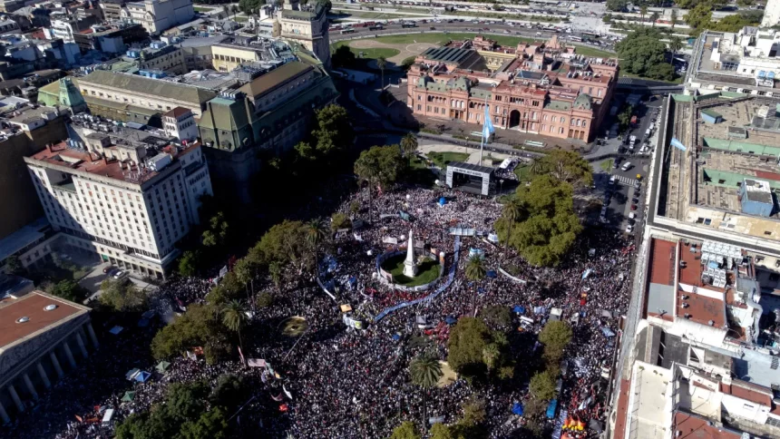 argentinos-lotam-praca-de-maio-e-criticam-milei-em-ato-relembrando-50-anos-do-golpe-militar