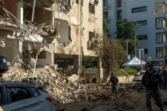 ira-ataca-de-surpresa-tel-aviv-com-missil-de-100-kg-e-deixa-feridos;-veja