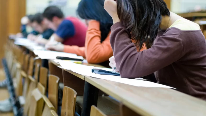 4-em-cada-10-alunos-de-graduacao-ead-desistem-de-estudar;-numero-e-o-maior-desde-2014