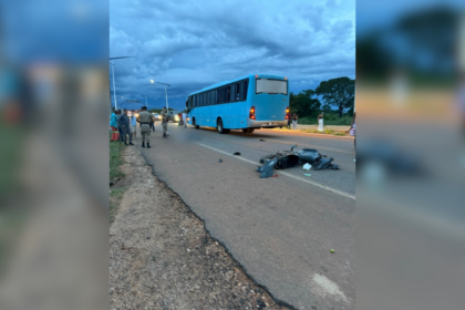 motociclista-morre-apos-acidente-com-onibus-na-entrada-de-ponte-na-br-235,-em-pedro-afonso