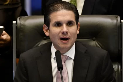 proposta-sobre-reducao-de-jornada-esta-acima-da-disputa-politica-neste-ano,-diz-hugo-motta