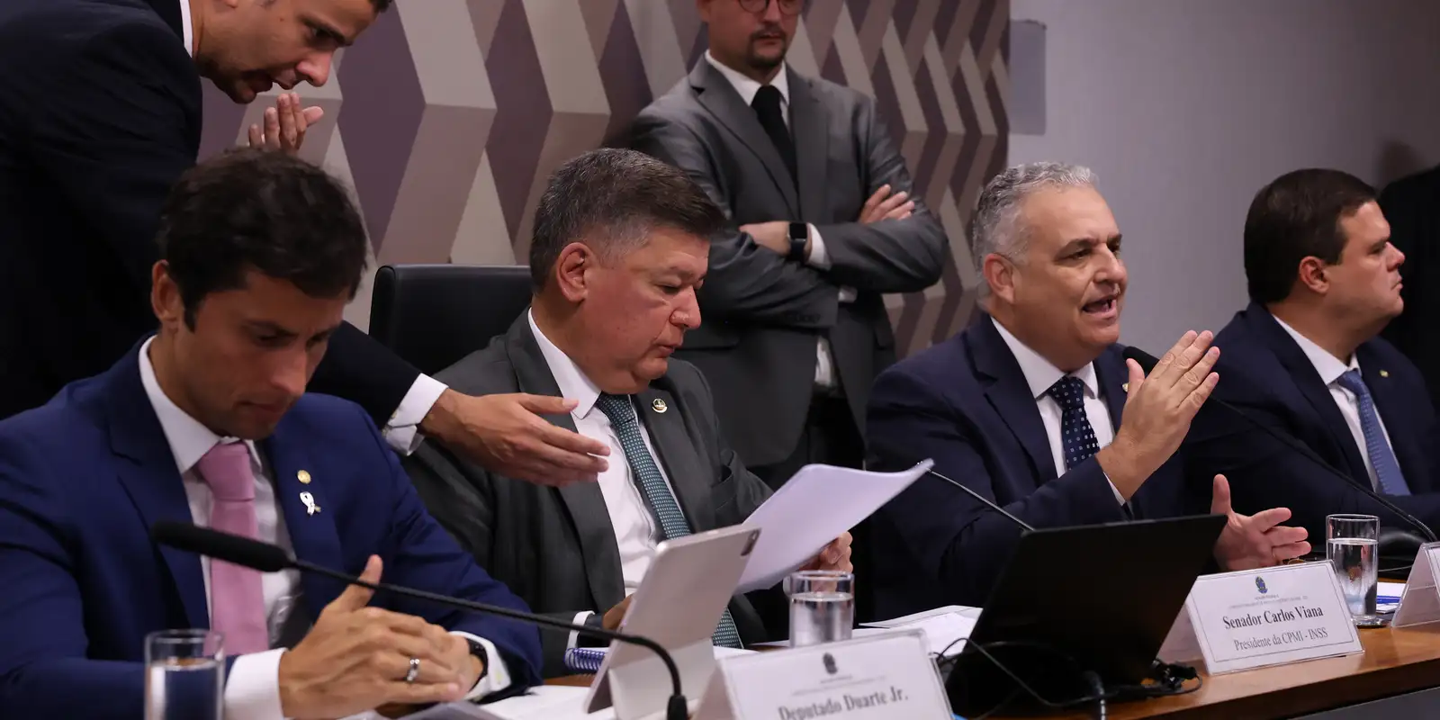 cpmi-do-inss:-sessao-e-paralisada-apos-atrito-entre-oposicao-e-governo