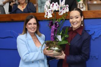 claudia-lelis-homenageia-empresaria-na-aleto-e-cobra-enfrentamento-firme-a-violencia-contra-a-mulher