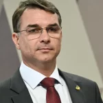 ‘tem-que-virar-a-pagina-da-desconfianca-com-michelle-e-tarcisio’,-diz-flavio-bolsonaro