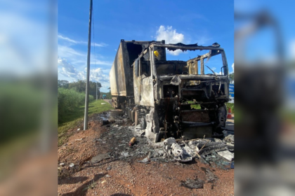 caminhao-com-28-toneladas-de-carne-pega-fogo-na-br-153-no-tocantins