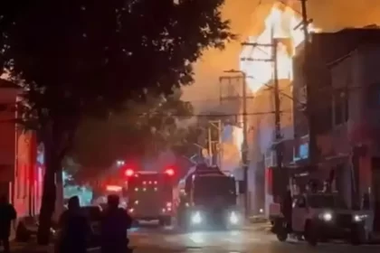 incendio-de-grandes-proporcoes-atinge-fabrica-de-mesas-de-sinuca-no-bras,-em-sao-paulo
