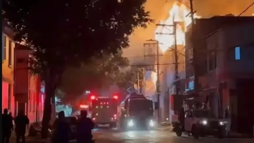 incendio-de-grandes-proporcoes-atinge-fabrica-de-mesas-de-sinuca-no-bras,-em-sao-paulo