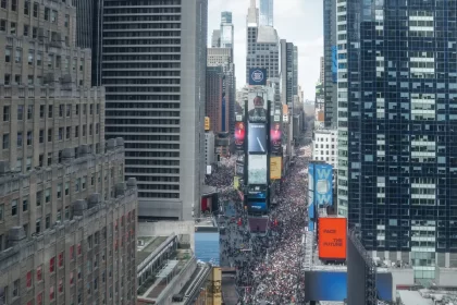 multidao-sai-as-ruas-de-nova-york-contra-governo-de-donald-trump