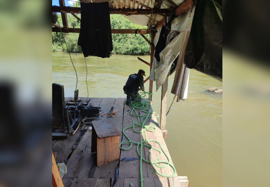 garimpo-ilegal-e-descoberto-dentro-de-rio-no-to;-operacao-destroi-estruturas-e-suspeitos-fogem