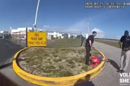 homem-invade-pista-de-aeroporto-e-tenta-entrar-em-avioes-nos-eua;-veja