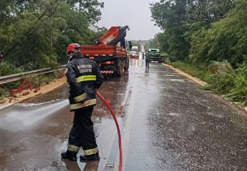 acidente-entre-duas-carretas-deixa-motorista-morto-no-tocantins