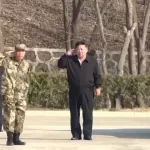 kim-jong-un-assiste-enquanto-soldados-levam-marteladas-no-abdomen;-veja