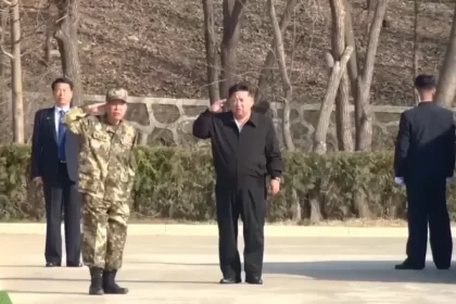 kim-jong-un-assiste-enquanto-soldados-levam-marteladas-no-abdomen;-veja