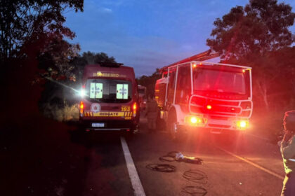 bombeiros-militares-realizam-desencarceramento-em-acidente-na-rodovia-entre-sao-bento-e-axixa
-–-bombeiros-to
