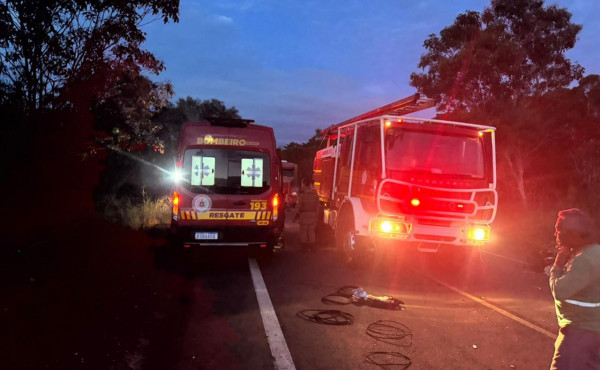 bombeiros-militares-realizam-desencarceramento-em-acidente-na-rodovia-entre-sao-bento-e-axixa
-–-bombeiros-to