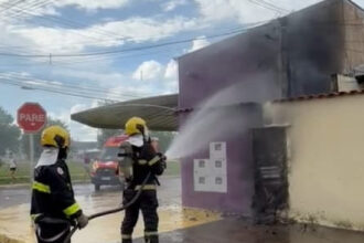 bombeiros-controlam-incendio-em-padrao-de-energia-de-estabelecimento-comercial-em-palmas