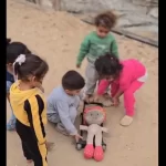 video-de-criancas-encenando-funeral-em-gaza-viraliza-e-choca-a-web;-veja