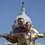 estatua-de-trump-e-epstein-em-pose-de-titanic-aparece-em-washington;-veja