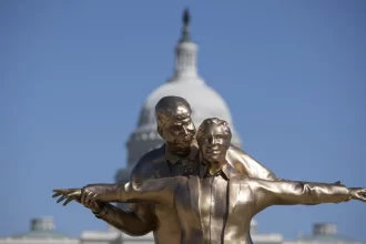 estatua-de-trump-e-epstein-em-pose-de-titanic-aparece-em-washington;-veja