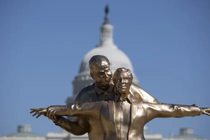estatua-de-trump-e-epstein-em-pose-de-titanic-aparece-em-washington;-veja