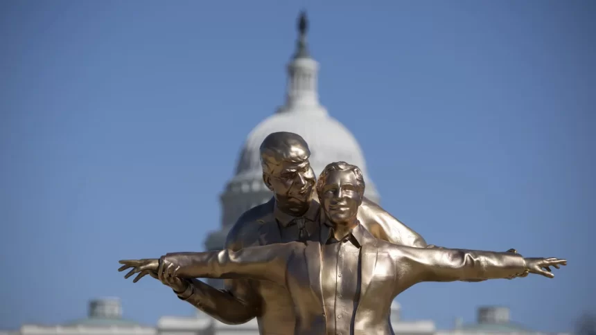 estatua-de-trump-e-epstein-em-pose-de-titanic-aparece-em-washington;-veja