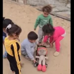 video-de-criancas-encenando-funeral-em-gaza-viraliza-e-choca-a-web;-veja