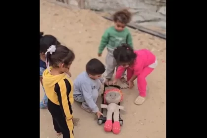 video-de-criancas-encenando-funeral-em-gaza-viraliza-e-choca-a-web;-veja