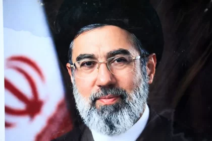 ira-afirma-que-lider-khamenei-segue-no-pais-e-comanda-guerra