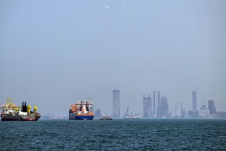 eua-alertam-para-ataques-contra-portos-civis-do-ira-no-estreito-de-hormuz