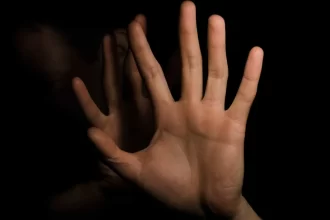 pai-e-filho-sao-presos-por-abusar-de-funcionaria-mantida-em-cativeiro