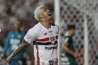 sao-paulo-vence-chapecoense-e-assume-lideranca-isolada-do-brasileiro