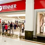 renner-recolhe-blusa-‘regret-nothing’,-usada-por-reu-de-estupro-ao-se-entregar-a-policia